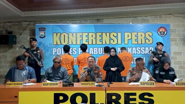 Wakapolres Pelabuhan Makassar, Kompol Hardjoko, saat konferensi pers, Kamis (16/10/2025).