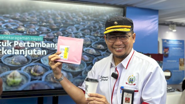 Kepala Dinas UMKM Sulsel saat berkunjung ke booth PT Vale Indonesia.  