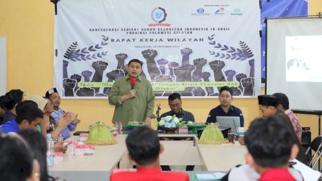 Wali Kota Makassar, Munafri Arifuddin memberikan sambutan pada Rapat Kerja Wilayah (Rakerwil) Konfederasi Serikat Buruh Sejahtera Indonesia (KSBSI) Provinsi Sulawesi Selatan Tahun 2025 yang digelar di Gedung PGIW, Jalan Abdurrahman Basalamah, Makassar, Sabtu (18/10/2025).
