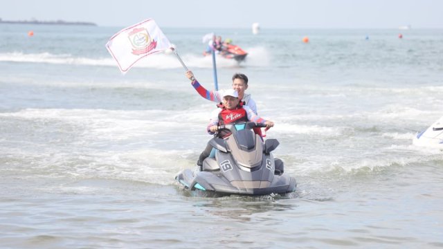 Wali Kota Makassar, Munafri Arifuddin atau akrab disapa Appi ikut turun langsung ke arena dengan mengendarai jetski dalam parade pembuka bersama para raider.