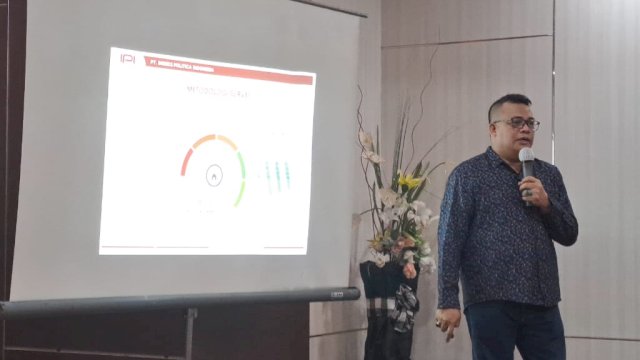 Direktur PT IPI Suwadi Idris Amir merilis hasil surveinya terkait tingkat kepuasaan masyarakat terhadap satu tahun kinerja Presiden dan Wakil Presiden, Prabowo Subianto-Gibran Rakabuming Raka serta menteri-menteri Kabinet Merah Putih (KMP), Sabtu (18/10/2025) di Hotel Denpasar, Jalan Boulevard, Makassar.
