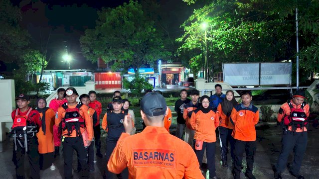 Tim dari Pos Unit Siaga SAR Parepare bersama unsur gabungan lainnya kini fokus menyisir area di sekitar lokasi penemuan sepeda motor korban.
