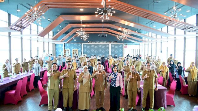 Dinas Komunikasi dan Informatika (Kominfo) Kota Makassar menggelar Forum Group Discussion (FGD) bertema &ldquo;Kolaborasi OPD dalam Audit TIK dan Penetapan Standar Layanan Lontara+&rdquo;, Senin (20/10/2025) di Hotel Aston Makassar. 
