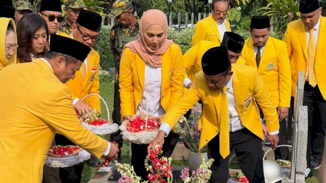 Ketua Umum DPP Partai Golkar Bahlil Lahadalia bersama jajaran pengurus partai melaksanakan upacara tabur bunga di Taman Makam Pahlawan (TMP) Kalibata, Jakarta.

