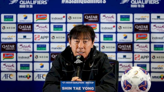 Mantan Pelatih Timnas Indonesia, Shin Tae-yong dalam preskon menjelang Indonesia vs Jepang, 14 November 2024. (c) Bola.net/Bagaskara Lazuardi