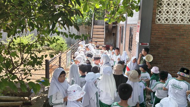 Para siswa melakukan field trip ke Kebun Binatang Citra Satwa Celebes, Kabupaten Gowa, Sulawesi Selatan.