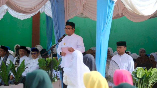 Wakil Bupati Gowa, Darmawangsyah Muin, memimpin apel Peringatan Hari Santri Nasional (HSN) 2025 yang digelar di Pondok Pesantren As-Sunnah Panciro, Desa Panciro, Kecamatan Bajeng, Kabupaten Gowa, Rabu (22/10/2025).