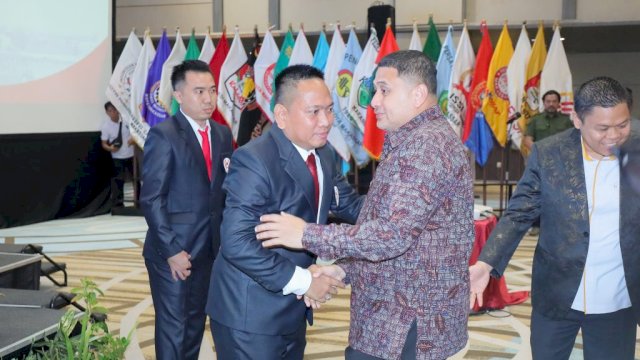 Wali Kota Makassar, Munafri Arifuddin saat menghadiri Pelantikan dan Pengukuhan Pengurus KONI Kota Makassar masa bakti 2025–2029 di Hotel Novotel, Jumat (24/10/2025).
