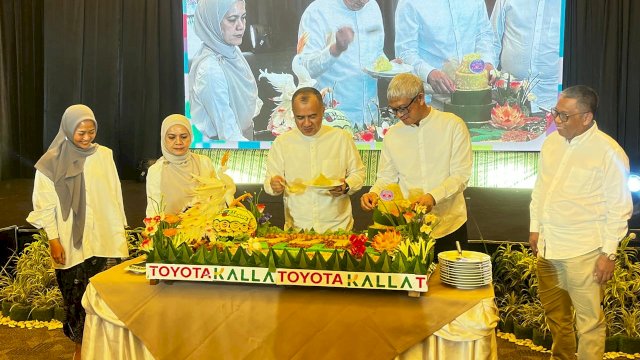 CEO KALLA, Solihin Jusuf Kalla bersama jajaran direksi melakukan pemotongan tumpeng HUT ke-73 KALLA dalam Townhall Meeting di Wisma Kalla, Jumat (24/10/2025).