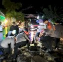 Tim SAR Batalyon B Pelopor Polda Sulsel Bergerak Bersama Urai Kemacetan Poros Barru