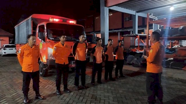 Basarnas Makassar langsung mengerahkan satu tim penyelamat menuju lokasi untuk melakukan pencarian.