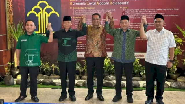 
Menteri Hukum Supratman Andi Agtas (tengah) bersama Ketua Umum PPP Muhammad Mardiono (kedua kiri), Wakil Ketua Umum PPP Agus Suparmanto (kanan) di Kantor Kementerian Hukum, Jakarta, Senin (6/10). Sumber : Antara

