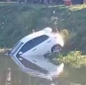 Mengantuk Usai Lembur, Mobil Milik Pegawai Bank di Gowa Terjun ke Kanal