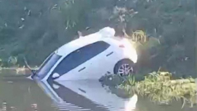 Mengantuk Usai Lembur, Mobil Milik Pegawai Bank di Gowa Terjun ke Kanal