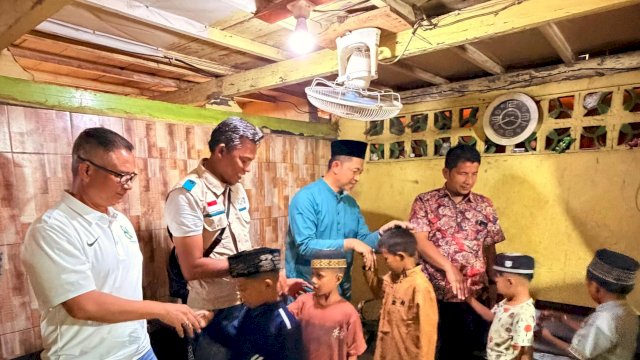 GM PLN UID Sulselrabar, Edyansyah (kedua dari kanan) tengah menyapa anak-anak di Panti Asuhan dan menebar kebahagiaan di momen HLN ke-80.