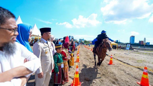 Gubernur Sulawesi Selatan Andi Sudirman Sulaiman membuka kegiatan lomba Berkuda dan Memanah Piala Gubernur Cup 2025 yang dilaksanakan di Taman Andalan Center Point of Indonesia (CPI), Kota Makassar, Selasa (28/10/2025).