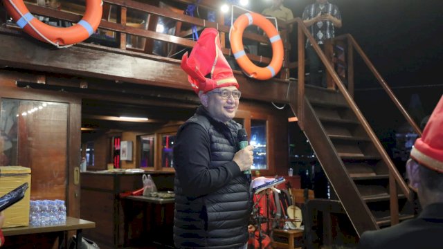 Wali Kota Makassar, Munafri Arifuddin, menjamu para delegasi The 46th Asian Conference on Remote Sensing (ACRS) 2025  di atas Kapal Pinisi sambil berlayar di perairan Pantai Losari, Selasa (28/10/2025) malam.