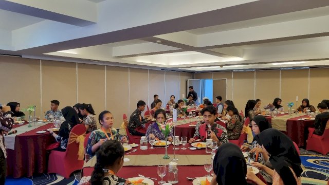 Suasana pelatihan Table Manner di Aston Makassar.