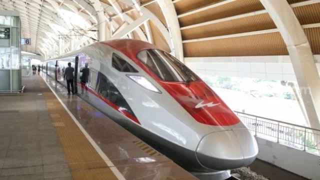 Kereta Cepat Jakarta-Bandung (Whoosh), yang kini diselidiki oleh Komisi Pemberantasan Korupsi (KPK).