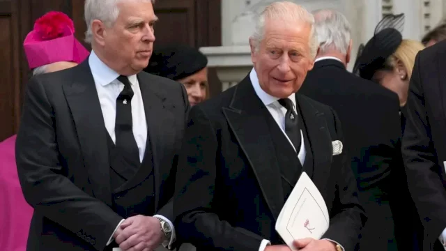 Raja Charles III dan Pangeran Andrew pada sebuah acara di lingkungan Kerajaan Inggris. (ASSOCIATED PRESS)