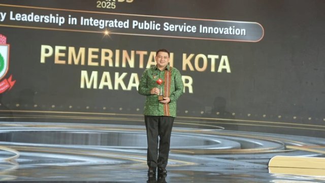 Wali Kota Makassar, Munafri Arifuddin, menerima penghargaan bergengsi dari CNN Indonesia atas dedikasinya dalam memimpin kota menuju tata kelola yang cerdas dan inovatif.