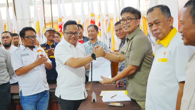 Wakil Bupati Gowa, Darmawangsyah Muin mengembalikan berkas pencalonan Ketua Umum KONI Sulsel Periode 2025-2029. 