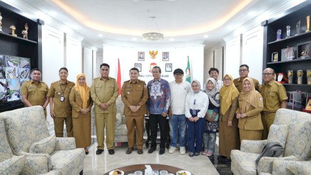Wali Kota Makassar, Munafri Arifuddin, bersama  jajaran Perkumpulan Keluarga Berencana Indonesia (PKBI) Sulawesi Selatan, di Balai Kota, Senin (3/11/2025).
