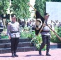 Tongkat Pimpinan Polda Sulsel Resmi Berganti, Irjen Pol Djuhandhani Disambut Angngaru dan Tarian Padduppa