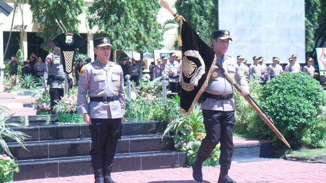 Irjen Polisi Djuhandhani di Markas Polda Sulsel, Senin (3112025), disambut penuh kehormatan.