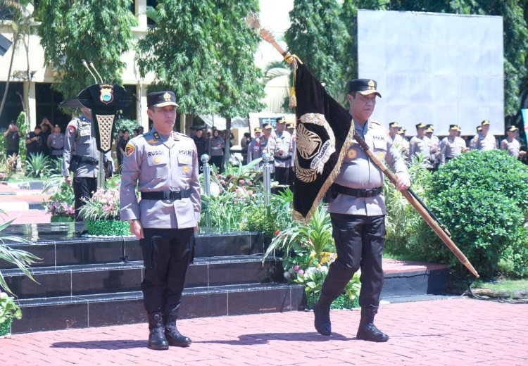 Tongkat Pimpinan Polda Sulsel Resmi Berganti, Irjen Pol Djuhandhani Disambut Angngaru dan Tarian Padduppa