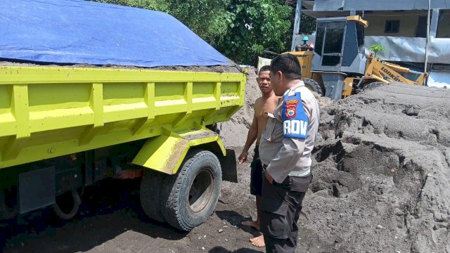 Polisi dari Polsek Tamalanrea tiba di lokasi kejadian