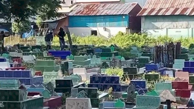 Aksi tawuran antarwarga kembali dari Kampung Sapiria dan Kampung Borta di kawasan pekuburan Beroanging, Kecamatan Tallo, Senin (3/11/2025).
