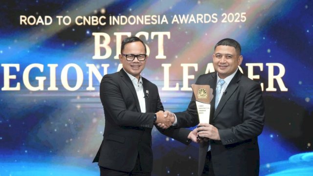 Wamendagri, Bima Arya Sugiarto menyerahkan penghargaan kepada Wali Kota Makassar Munafri Arifuddin sebagai kepala daerah terbaik 2025.