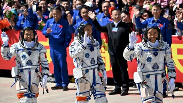 Momen sebelum tiga astronaut China berangkat dalam misi Shenzhou-20 pada April lalu. Kini, ketiganya gagal kembali ke Bumi setelah pesawat antariksanya mengalami insiden. (Foto: AFP/PEDRO PARDO)
