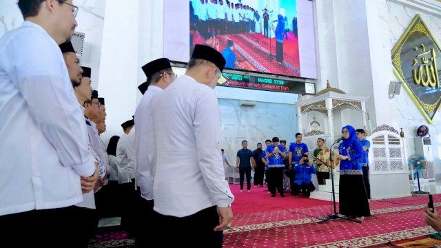 Kukuhkan Pengurus Baru, Bupati Talenrang Harap Masjid Agung Jadi Pusat Keagamaan