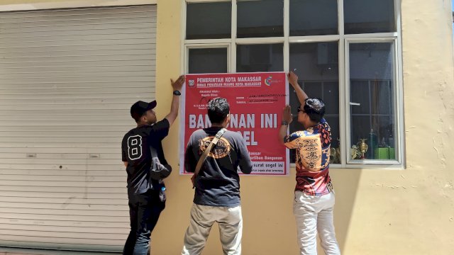  Dinas Penataan Ruang (Distaru) Kota Makassar melakukan penyegelan terhadap sebuah bangunan bertingkat lima yang terletak di Jalan Biring Romang Baru, Kelurahan Kapasa, Kecamatan Tamalanrea, Kota Makassar. 