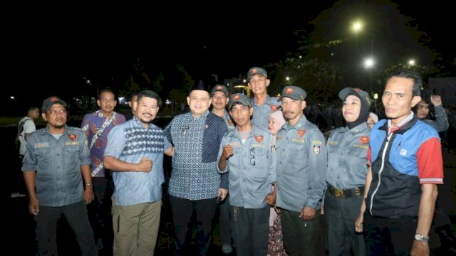  Wali Kota Makassar, Munafri Arifuddin bersama warga  di pelataran Masjid Al-Markaz Al-Islami, Jumat (6/11/2025) malam.