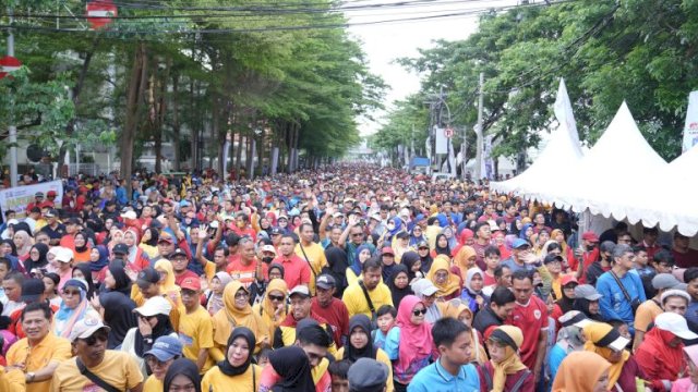 Puluhan ribu warga tumpah ruah mengikuti Jalan Sehat bersama Wali Kota Makassar, Munafri Arifuddin.