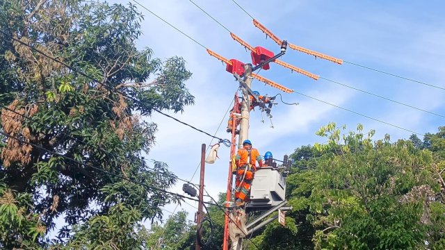 Tim khusus Pekerjaan Dalam Keadaan Bertengangan tengah memelihara jaringan tanpa padam di Kabupaten Bantaeng, Sulawesi Selatan.