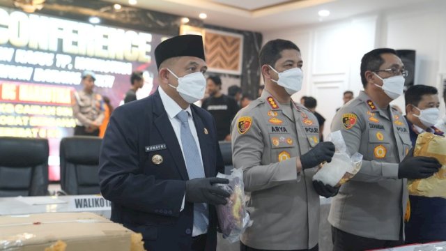 Wali Kota Makassar, Munafri Arifuddin saat menghadiri Press Conference Pengungkapan Kasus Tindak Pidana Narkotika dan Pemusnahan Barang Bukti Narkotika di Polrestabes Makassar, Senin (10/11/2025).