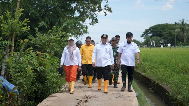 Demi Warga Terpencil, Wali Kota Munafri Jalan Kaki Tinjau Akses Jalan di Perbatan Makassar-Gowa
