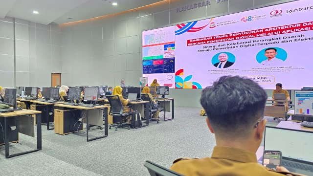 Dinas Komunikasi dan Informatika (Kominfo) Kota Makassar menggelar Bimbingan Teknis (Bimtek) Penyusunan Arsitektur dan Peta Rencana Pemerintah Digital melalui SIA SPBE. Berlangsung di Gedung Makassar Government Center lantai 7, Selasa (11/11/2025)