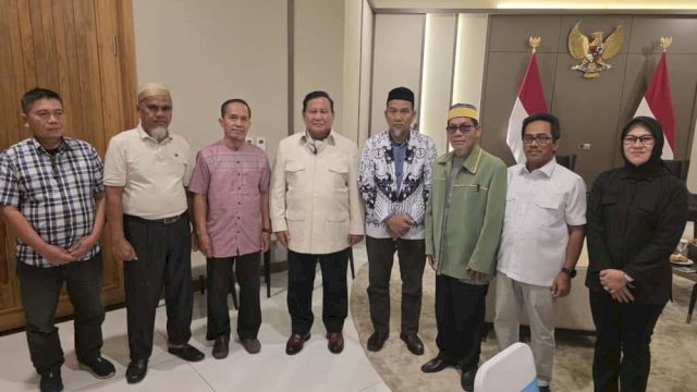 Presiden Prabowo Subianto memberikan rehabilitasi kepada dua guru asal Kabupaten Luwu Utara, Sulawesi Selatan, yaitu Drs. Abdul Moeis dan Drs. Rasnal, M.Pd, pada Kamis, 13 November 2025, di Pangkalan TNI AU Halim Perdanakusuma Jakarta.