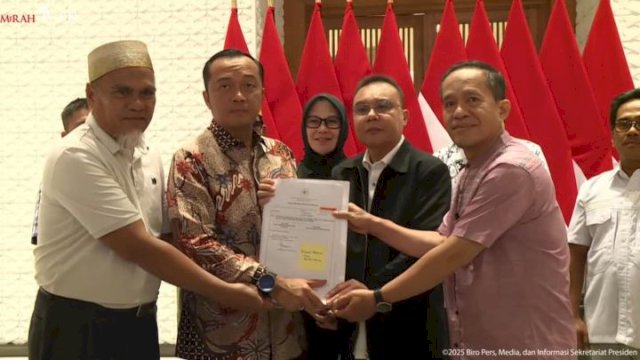 
Pemberian surat rehabilitasi kepada Abdul Muis dan Rasnal dari Presiden Prabowo Subianto terkait pemecatan keduanya karena bantu guru honorer. Foto: Dok. BPMI Sekretariat Presiden.