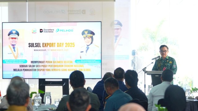 Sekretaris Daerah Provinsi Sulawesi Selatan, Jufri Rahman, membuka secara resmi Sulsel Export Day 2025 yang digelar di Terminal Petikemas Pelindo Makassar New Port (MNP), Selasa, (11/11/2025). 