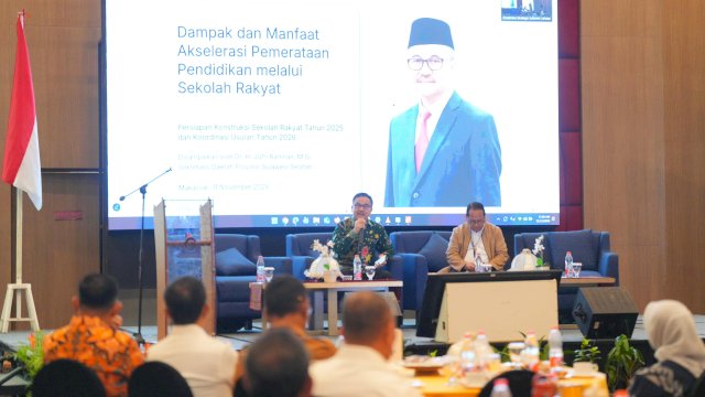 Sekretaris Daerah Provinsi Sulawesi Selatan (Sekprov Sulsel), Jufri Rahman, saat menjadi narasumber dalam kegiatan Persiapan Konstruksi Sekolah Rakyat Tahun 2025 dan Koordinasi Usulan Sekolah Rakyat Tahun 2026 yang digelar di Hotel Gammara, Makassar, Selasa, 11 November 2025.
