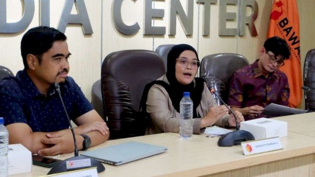 Anggota Bawaslu RI, Lolly Suhenty (tengah); Ketua Presidium Mafindo, Septiaji Eko Nugroho (kiri); dan Anggota KPU RI, August Mellaz (kanan) dalam diskusi publik bertajuk 'Antisipasi Perkembangan AI dan Model Pengawasan Digital di Pemilu', yang digelar Bawaslu RI bersama Koalisi Pewarta Pemilu dan Demokrasi (KPPDEM) di Kantor Bawaslu RI, Jakarta, Jumat (14/11/2025) (Foto: RRI/Josua Sihombing).