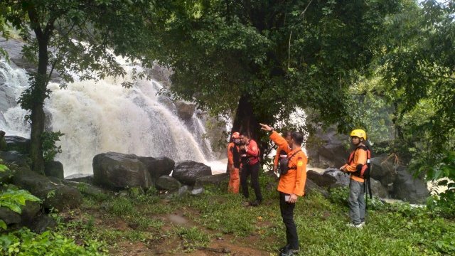 Pencarian melibatkan personel Basarnas Makassar, perangkat desa, pihak keluarga, TNI-Polri, potensi SAR, serta warga setempat.