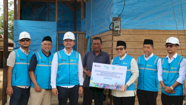 Manajemen PT PLN (Persero) menyerahkan secara simbolis bantuan pasang baru listrik gratis melalui program Light Up The Dream di Kabupaten Konawe, Sulawesi Tenggara pada Minggu (16/11).