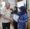 Bupati Pinrang Serahkan Penghargaan untuk Operator Dapodik Terbaik